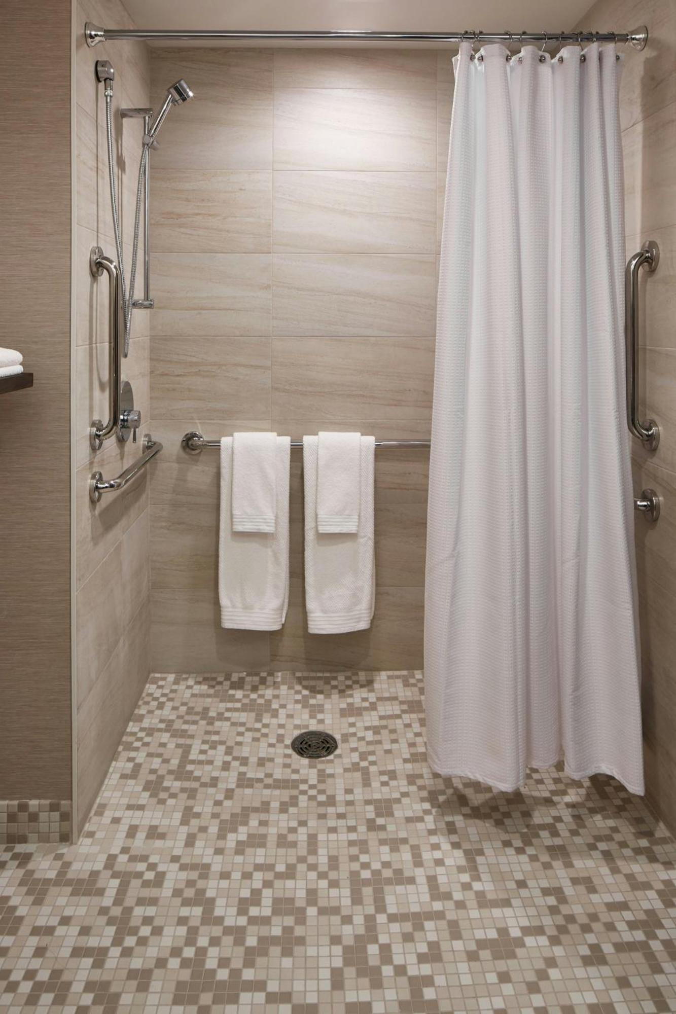 The Del Monte Lodge Renaissance Rochester Hotel & Spa Екстериор снимка